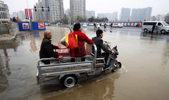 停暖日，管道爆管，馬路變“溫泉”
